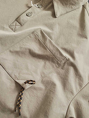 胸ポケットとドローコードのディテール展示