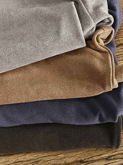 製品画像: 両面フリースのスリムフィットタートルネックインナーのフロント展示 詳細画像: 肘部分のパッチディテール展示