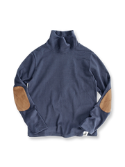 両面フリースのスリムフィットタートルネックインナーのフロント展示