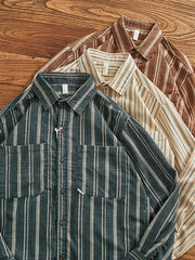 製品画像: ストライプワーク長袖シャツの全体展示 詳細画像: ストライプ柄とポケットディテールの展示