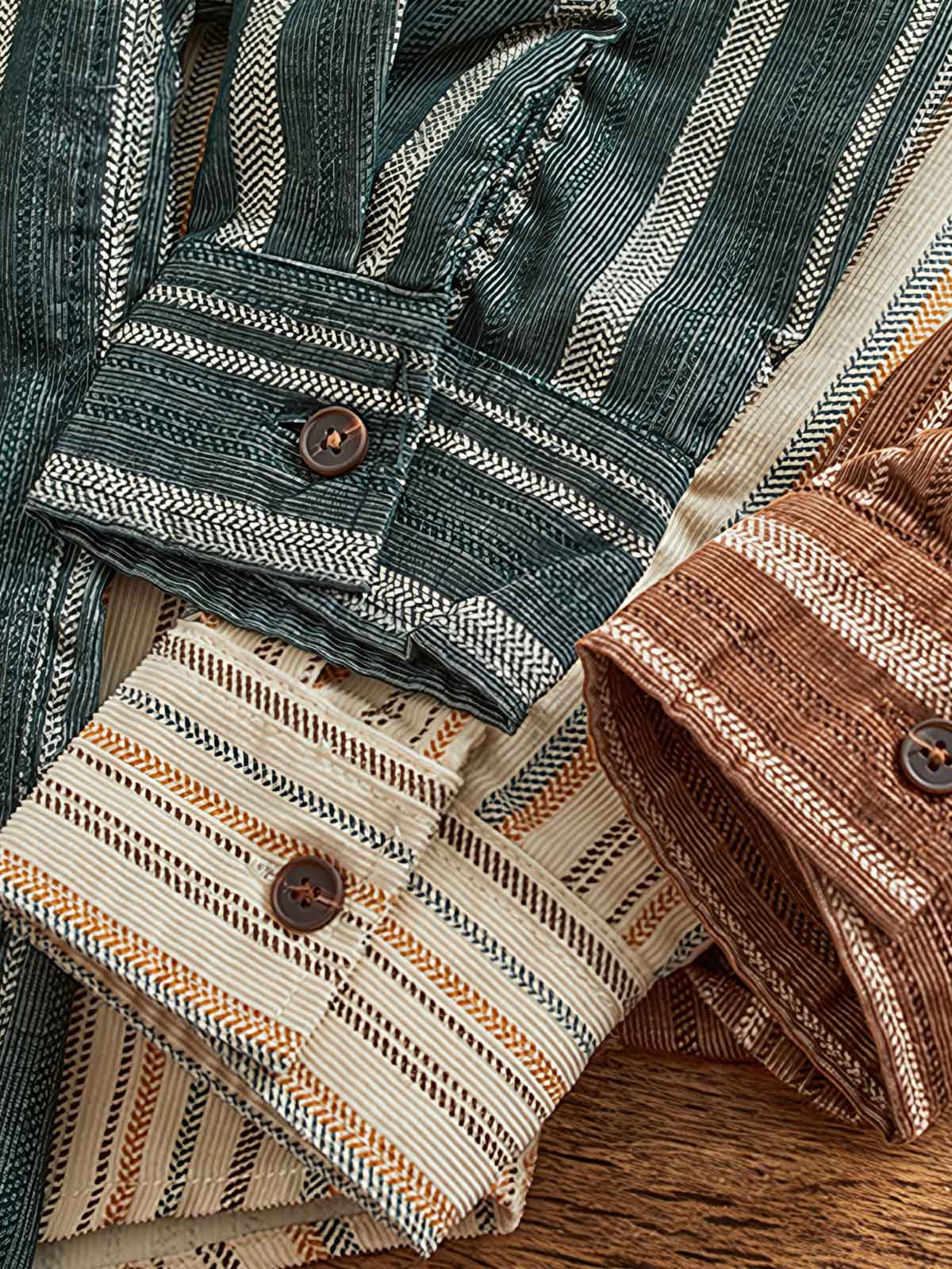 製品画像: ストライプワーク長袖シャツの全体展示 詳細画像: ストライプ柄とポケットディテールの展示