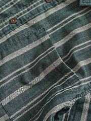 製品画像: ストライプワーク長袖シャツの全体展示 詳細画像: ストライプ柄とポケットディテールの展示