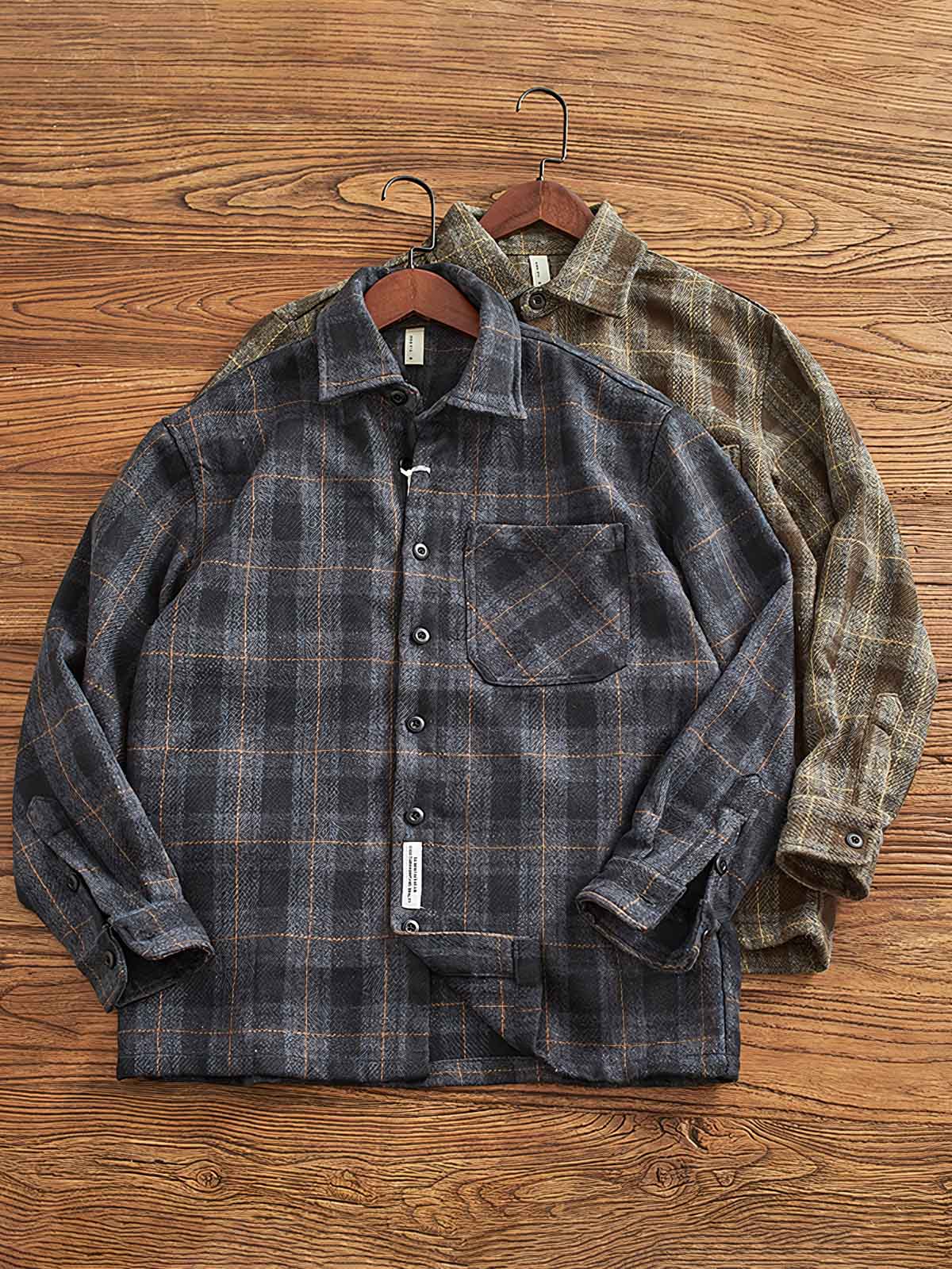 製品画像: 厚手の格子柄配色ドロップショルダーラシャシャツの全体表示 詳細画像: シャツの配色格子柄とボタンのディテール