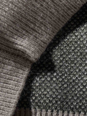 製品画像: チェッカーボード柄Vネックカーディガンの正面画像
詳細画像: チェッカーボード柄とカーディガン素材の詳細画像