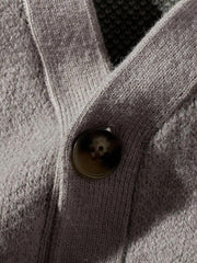 製品画像: チェッカーボード柄Vネックカーディガンの正面画像
詳細画像: チェッカーボード柄とカーディガン素材の詳細画像