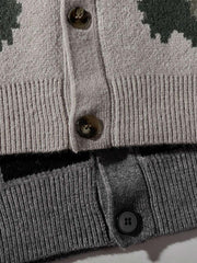 製品画像: チェッカーボード柄Vネックカーディガンの正面画像
詳細画像: チェッカーボード柄とカーディガン素材の詳細画像