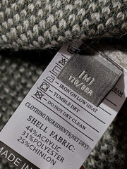 製品画像: チェッカーボード柄Vネックカーディガンの正面画像
詳細画像: チェッカーボード柄とカーディガン素材の詳細画像