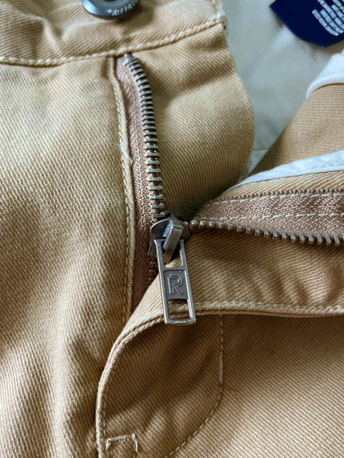 製品画像: ヘビーウェイトウォッシュ加工マルチポケットカーゴパンツの全体画像
詳細画像: ヴィンテージ感漂うウォッシュ加工と実用的なマルチポケットデザインの詳細画像