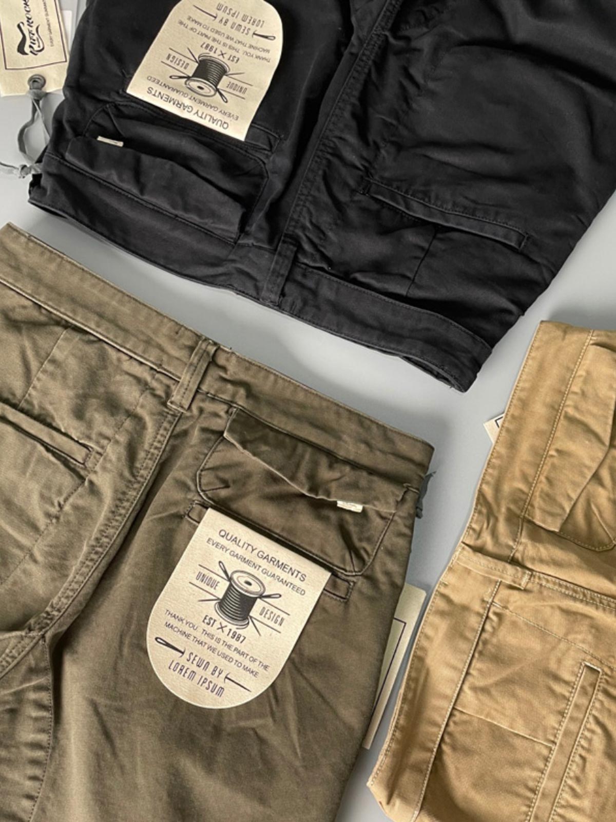 製品画像: ヘビーウェイトウォッシュ加工マルチポケットカーゴパンツの全体画像
詳細画像: ヴィンテージ感漂うウォッシュ加工と実用的なマルチポケットデザインの詳細画像