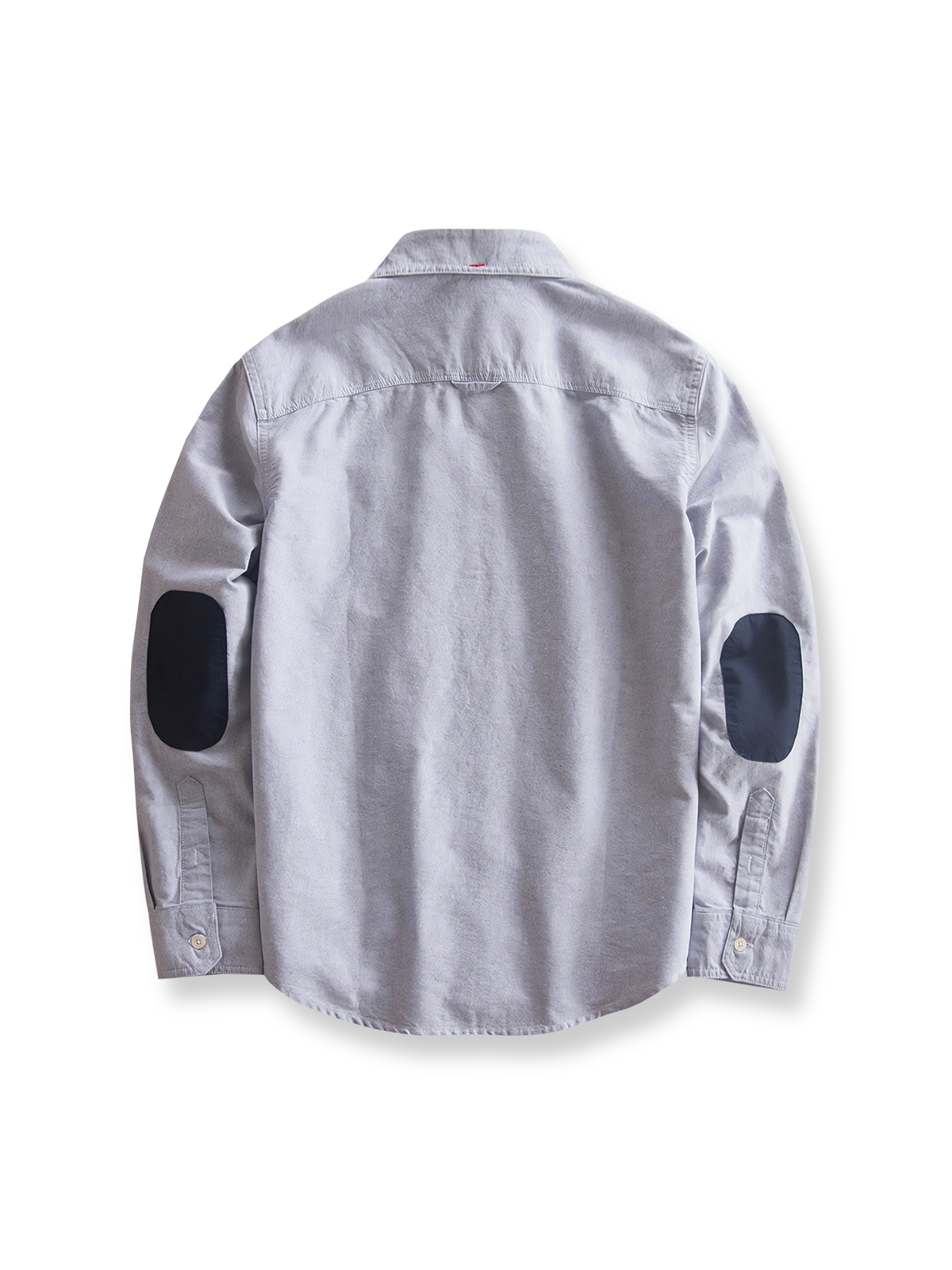 製品画像: パッチワークデザインが施されたオックスフォードシャツの正面全体展示。
詳細画像: パッチワークのディテール、縫い目や素材感を強調したクローズアップ。