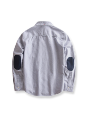 製品画像: パッチワークデザインが施されたオックスフォードシャツの正面全体展示。
詳細画像: パッチワークのディテール、縫い目や素材感を強調したクローズアップ。