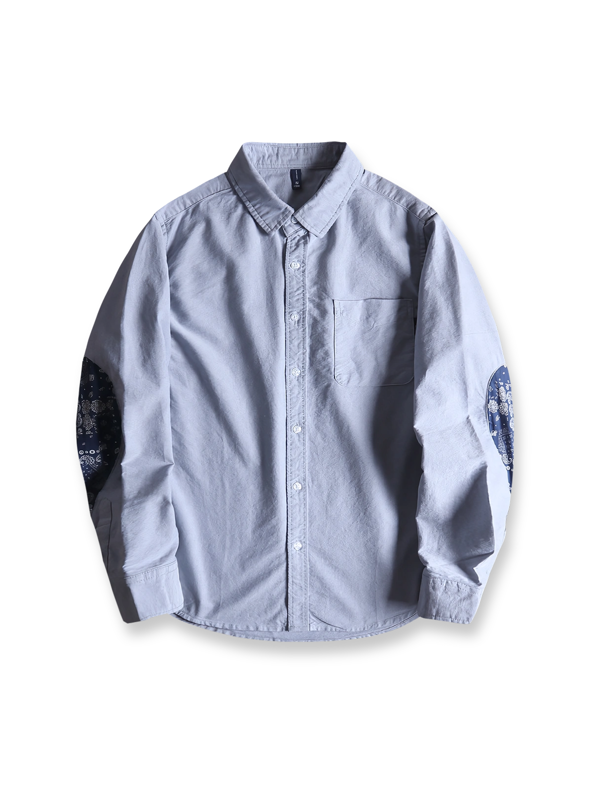 製品画像: ペイズリーパッチ付きオックスフォードシャツの正面全体展示、クラシックとモダンなデザインの融合を強調。