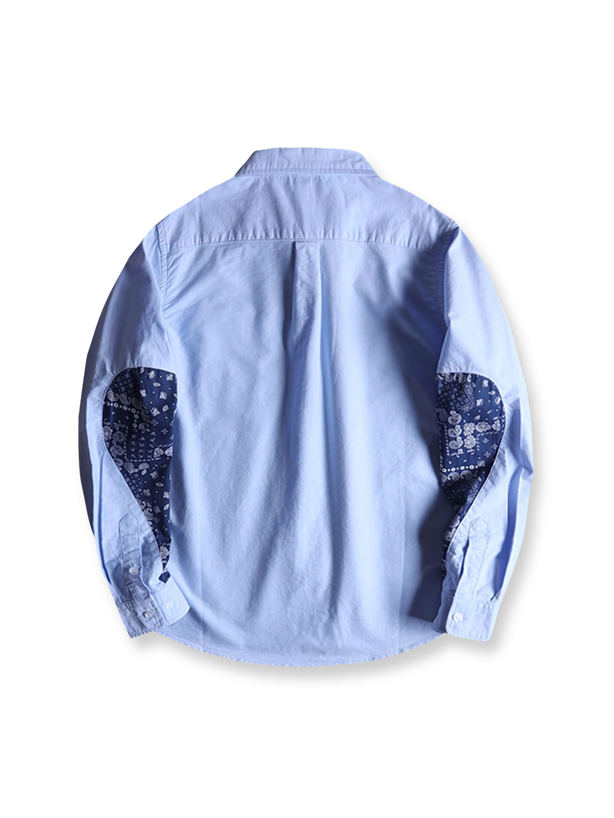 製品画像: ペイズリーパッチ付きオックスフォードシャツの正面全体展示、クラシックとモダンなデザインの融合を強調。
詳細画像: ペイズリーパッチデザインとサイドのダブルステッチのディテール展示、耐久性とスタイルをアピール。