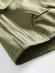 製品画像: ワークスタイルカジュアルベストの正面展示
詳細画像: 多ポケットデザインとウォッシュド加工のディテール展示