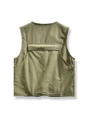 製品画像: ワークスタイルカジュアルベストの正面展示
詳細画像: 多ポケットデザインとウォッシュド加工のディテール展示