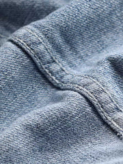 製品画像: ヴィンテージスタンドカラーデニムシャツの正面展示
詳細画像: スタンドカラーとウォッシュドデニムのディテール展示