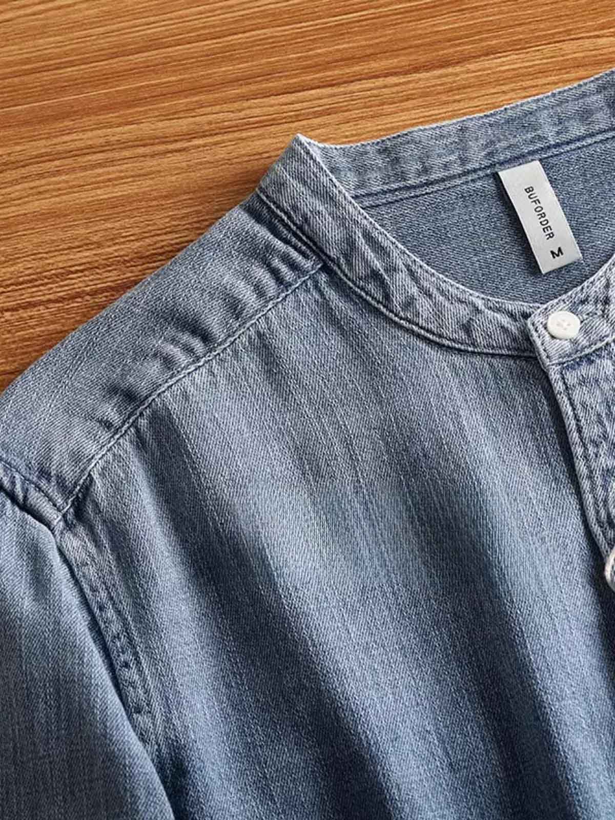 製品画像: ヴィンテージスタンドカラーデニムシャツの正面展示
詳細画像: スタンドカラーとウォッシュドデニムのディテール展示