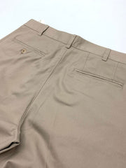 製品画像: ミッドライズデザインとワイドシルエットを特徴としたストレートカジュアルパンツの全体画像。
詳細画像: クロッチ部分に施された補強パッチディテールのクローズアップ。