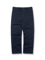 製品画像: ミッドライズデザインとワイドシルエットを特徴としたストレートカジュアルパンツの全体画像。