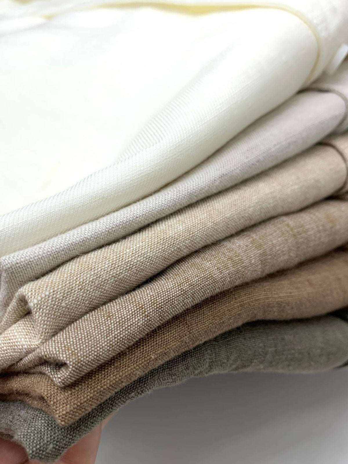 製品画像: クラシックなデザインとシンプルなシルエットが特徴のリネンコットン混紡メンズ長袖シャツの全体画像。
詳細画像: 高品質なリネンとコットン混紡素材を使用したシャツのボタンと生地のディテールクローズアップ。