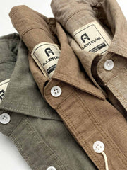 製品画像: クラシックなデザインとシンプルなシルエットが特徴のリネンコットン混紡メンズ長袖シャツの全体画像。
詳細画像: 高品質なリネンとコットン混紡素材を使用したシャツのボタンと生地のディテールクローズアップ。