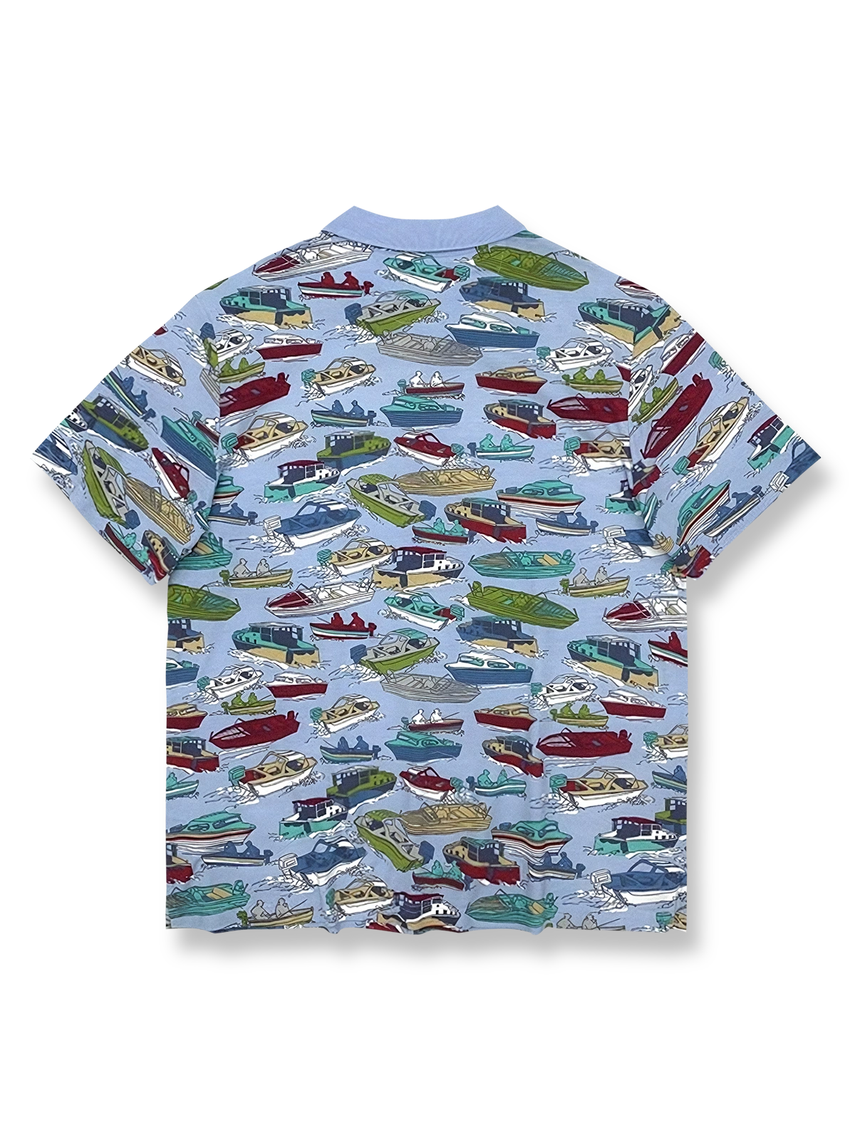 製品画像: ナポリ観光船をモチーフにしたカラフルなプリントが特徴のコットンポロシャツの正面全体画像。
