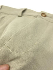 製品画像: クラシックなカラー展開のワイドレッグ5分丈テーラードショーツ
詳細画像: プリーツとべっ甲色ボタンが特徴のショーツ