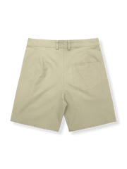 製品画像: クラシックなカラー展開のワイドレッグ5分丈テーラードショーツ
詳細画像: プリーツとべっ甲色ボタンが特徴のショーツ