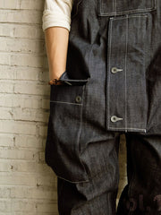 製品画像: ヴィンテージスタイルの120オンスコーマデニムオーバーオールの正面全体画像。
詳細画像: P44バックタクティカルポケットと調節可能なバックルショルダーストラップのディテールクローズアップ。