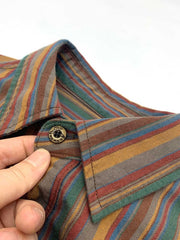 製品画像: カラフルストライプと民族風デザインが特徴のコットン長袖シャツ
詳細画像: 柔らかい100%コットン生地と鮮やかなストライプディテール