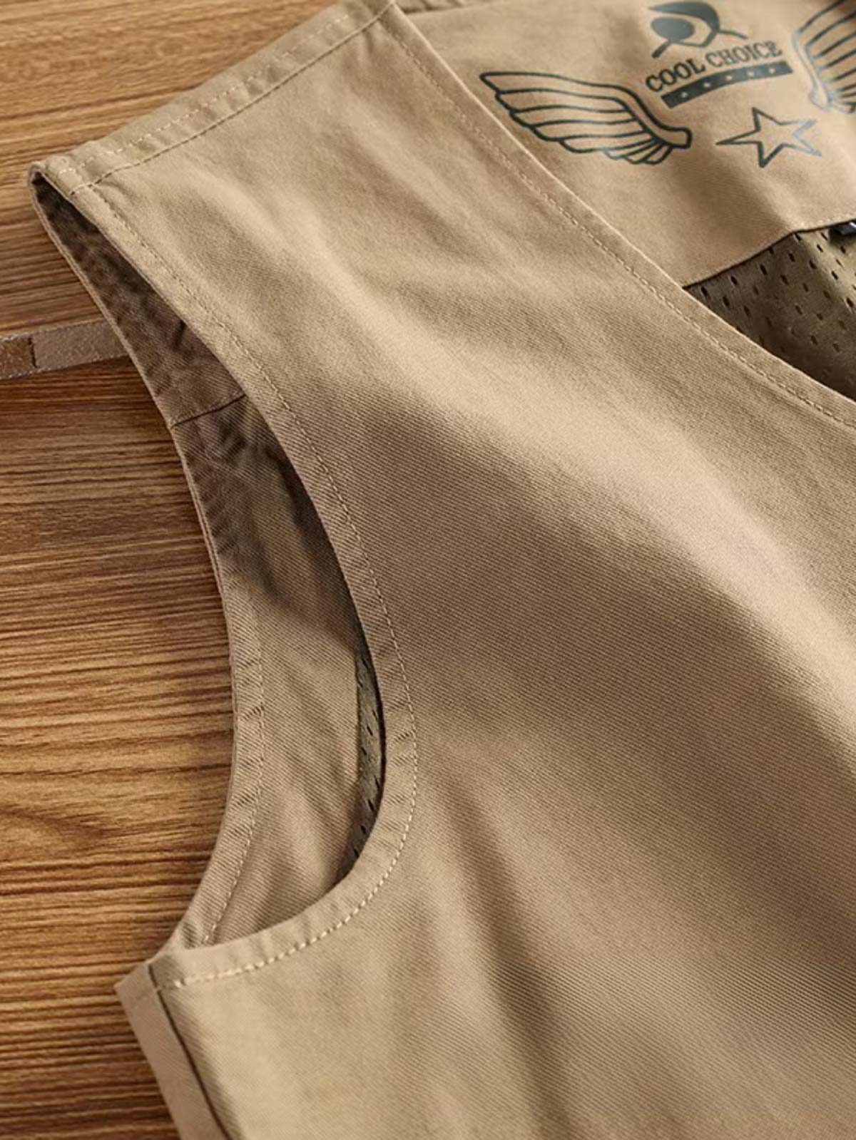 製品画像: ヴィンテージサイクリングベストの正面全体画像。
詳細画像: 多機能ポケットとVネックのヴィンテージボタンディテールのクローズアップ。