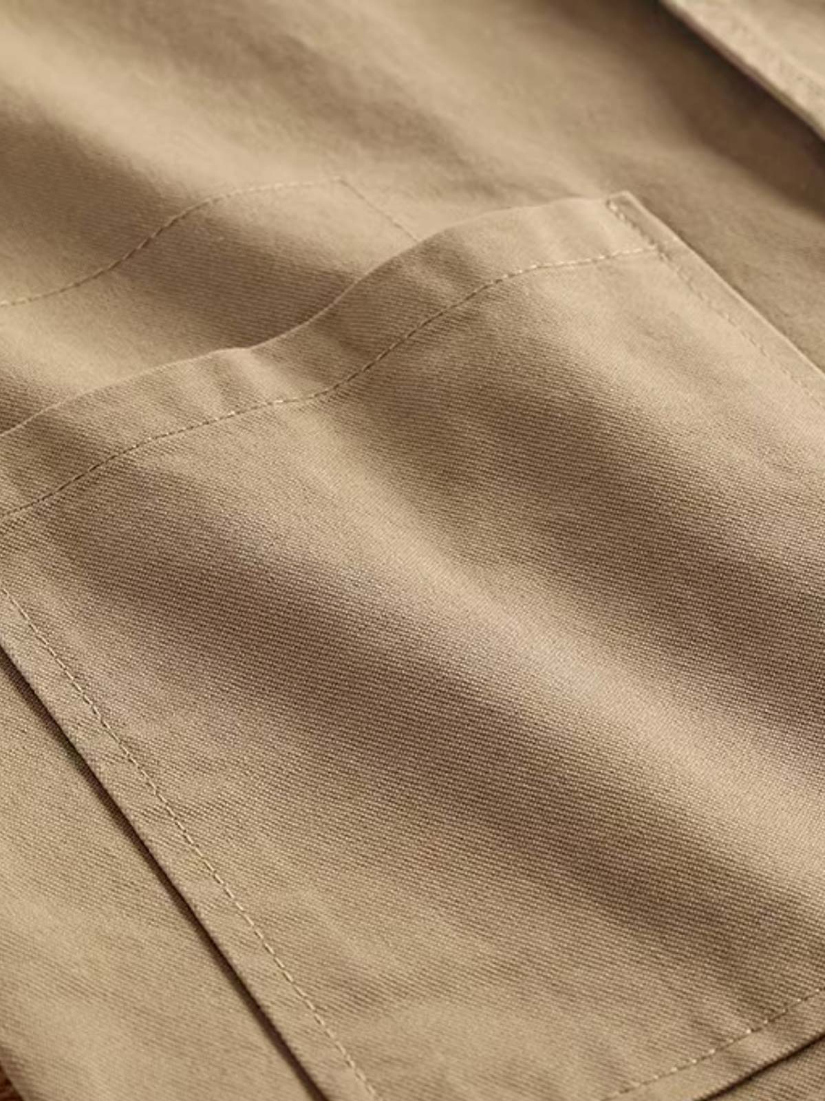 製品画像: ヴィンテージサイクリングベストの正面全体画像。
詳細画像: 多機能ポケットとVネックのヴィンテージボタンディテールのクローズアップ。