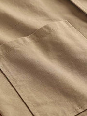 製品画像: ヴィンテージサイクリングベストの正面全体画像。
詳細画像: 多機能ポケットとVネックのヴィンテージボタンディテールのクローズアップ。