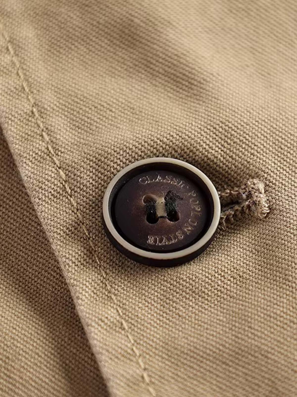 製品画像: ヴィンテージサイクリングベストの正面全体画像。
詳細画像: 多機能ポケットとVネックのヴィンテージボタンディテールのクローズアップ。