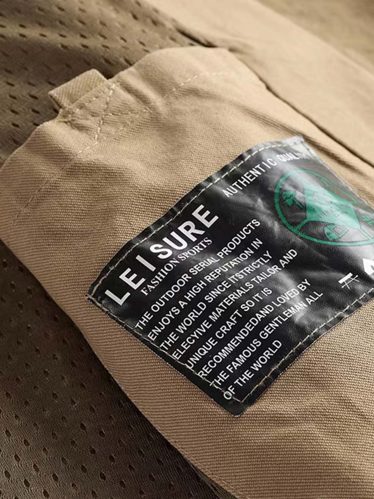 製品画像: ヴィンテージサイクリングベストの正面全体画像。
詳細画像: 多機能ポケットとVネックのヴィンテージボタンディテールのクローズアップ。