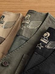 製品画像: ヴィンテージサイクリングベストの正面全体画像。
詳細画像: 多機能ポケットとVネックのヴィンテージボタンディテールのクローズアップ。