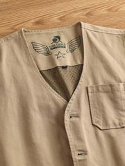 製品画像: ヴィンテージサイクリングベストの正面全体画像。
詳細画像: 多機能ポケットとVネックのヴィンテージボタンディテールのクローズアップ。