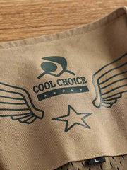 製品画像: ヴィンテージサイクリングベストの正面全体画像。
詳細画像: 多機能ポケットとVネックのヴィンテージボタンディテールのクローズアップ。