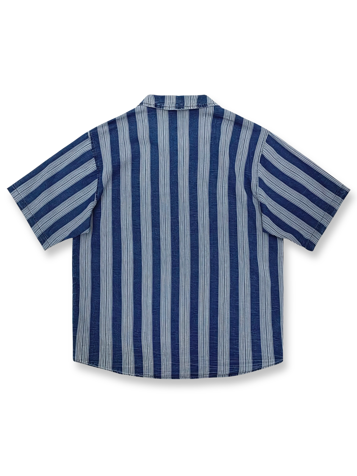 製品画像: クラシックなブルーとホワイトのストライプ柄が特徴のキューバカラー半袖シャツの正面全体画像。