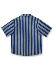 製品画像: クラシックなブルーとホワイトのストライプ柄が特徴のキューバカラー半袖シャツの正面全体画像。