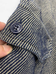 製品画像: 斜め織りデニムと立体ポケットが特徴の多ポケットワークショーツ全体像
詳細画像: デニム生地の織り目とポケットの立体感を強調したディテールショット