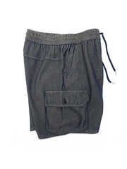 製品画像: 斜め織りデニムと立体ポケットが特徴の多ポケットワークショーツ全体像
詳細画像: デニム生地の織り目とポケットの立体感を強調したディテールショット