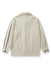 製品画像: 木製ボタンが特徴のヴィンテージルーズフィットシャツ全体像
詳細画像: 木製ボタンのディテールとルーズフィットシルエットを強調したショット