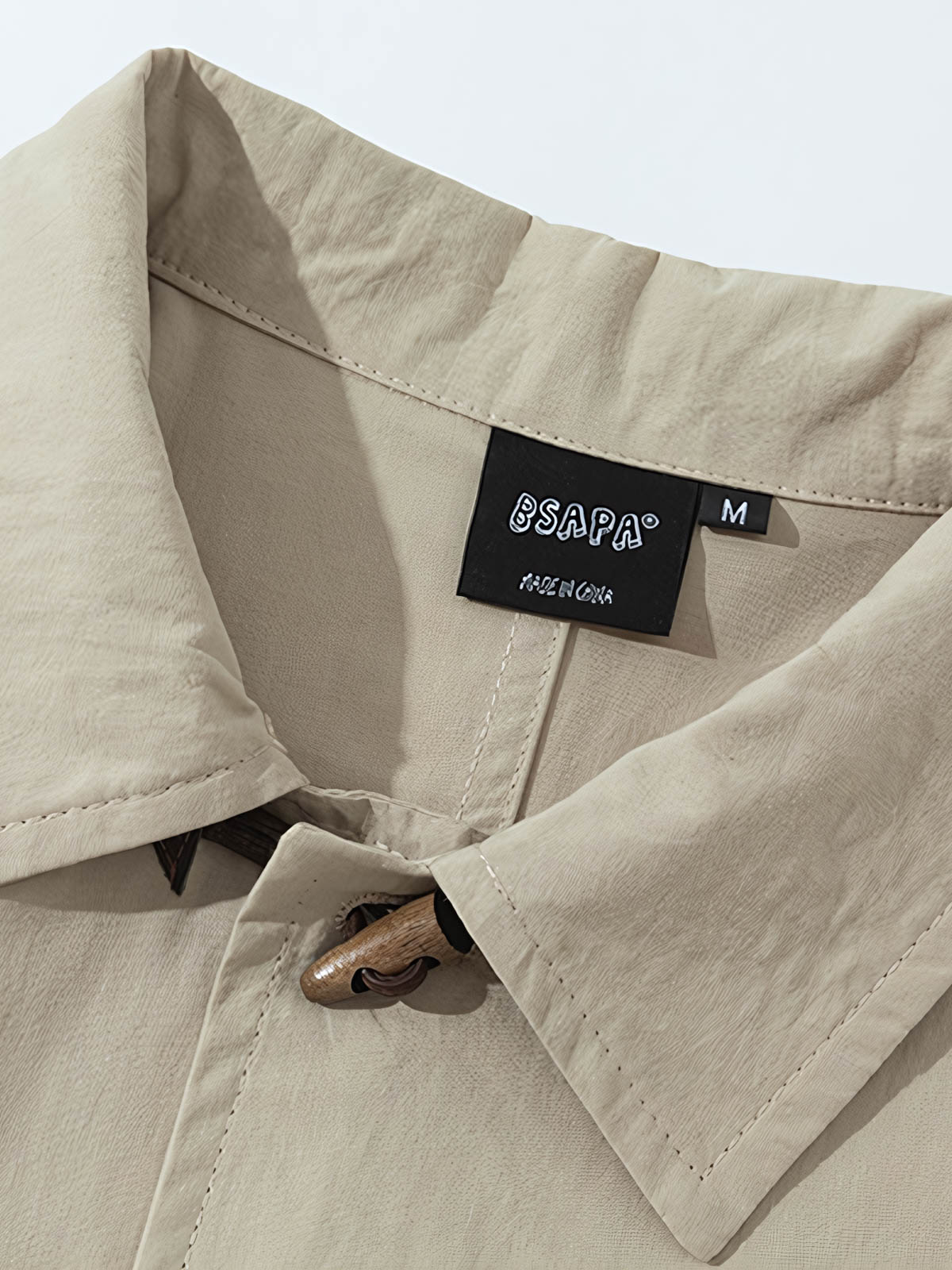 製品画像: 木製ボタンが特徴のヴィンテージルーズフィットシャツ全体像
詳細画像: 木製ボタンのディテールとルーズフィットシルエットを強調したショット