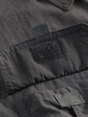 製品画像: 速乾・UVカット機能付きアウトドア用半袖ワークシャツ
詳細画像: ナイロン素材と背面メッシュライニングのディテール