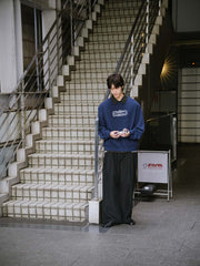 モデル画像: モデルが着用したヴィンテージ風のワイドストレートパンツの全体スタイル展示