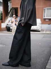 モデル画像: モデルが着用したヴィンテージ風のワイドストレートパンツの全体スタイル展示