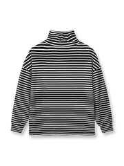 モデル画像: モデルが着用したインナーシャツの全体スタイリング