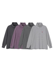 製品画像: 自発熱機能を持つデロン素材のストライプインナーの正面ビュー
詳細画像: モックネックデザインと刺繍ディテールの表示