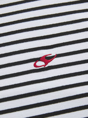 製品画像: 自発熱機能を持つデロン素材のストライプインナーの正面ビュー
詳細画像: モックネックデザインと刺繍ディテールの表示